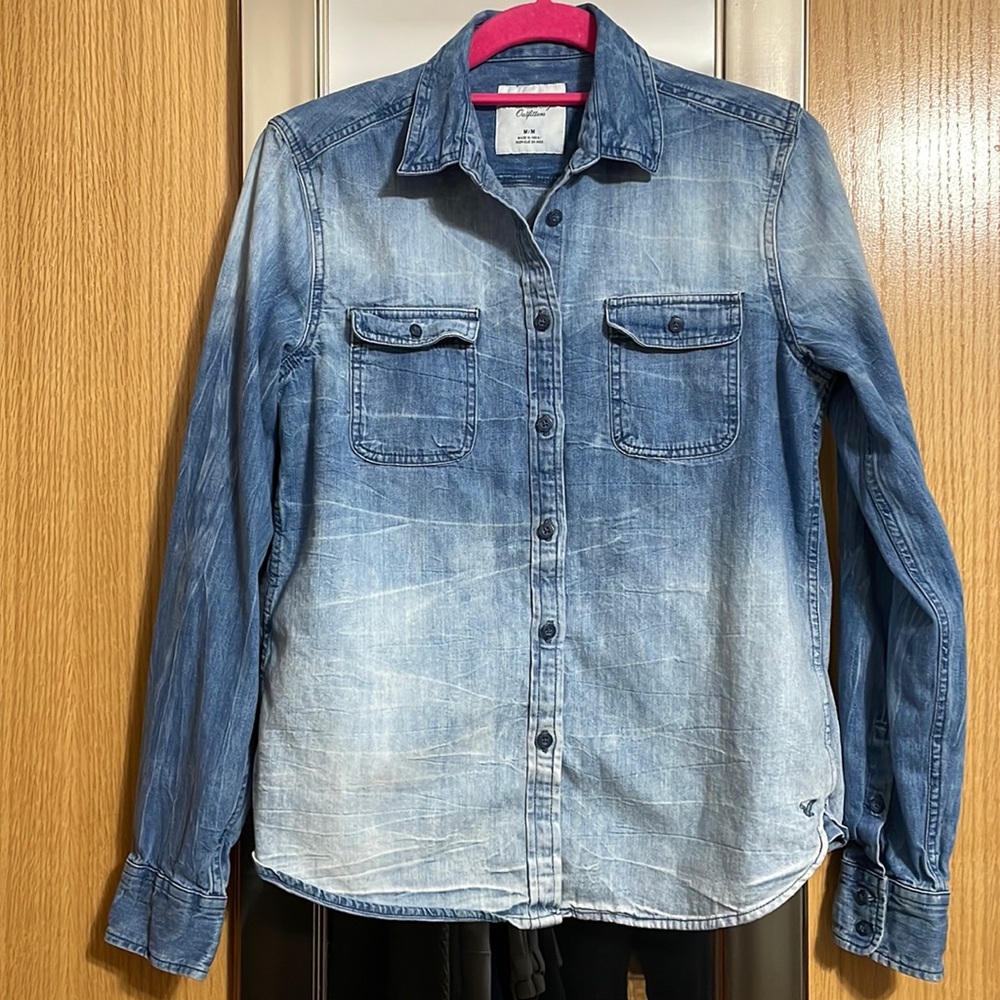 American Eagle Outfitters size Medium denim ombre chambray button up shirt
